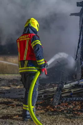 Holzstadl in Micheldorf völlig ausgebrannt- Sechs Feuerwehren im Löscheinsatz DSC-4033.jpg