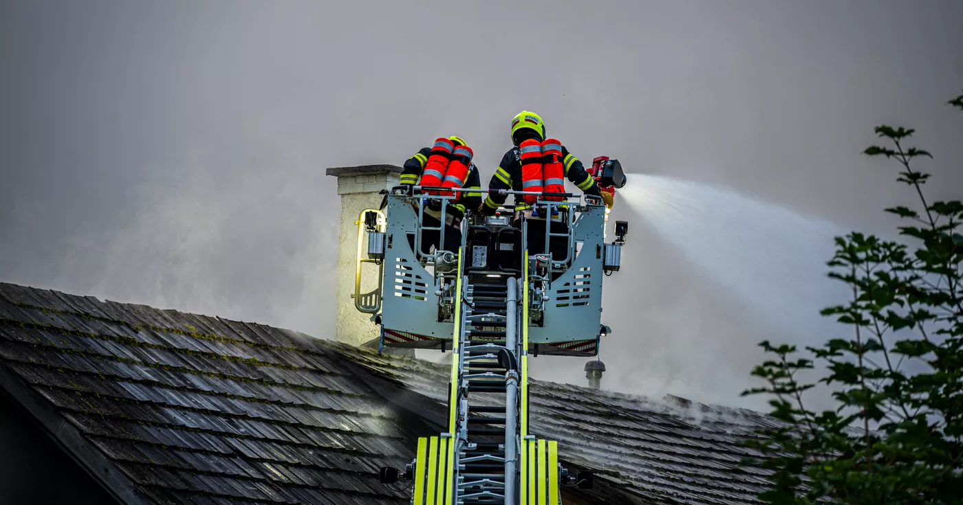 Wohnhausbrand in Spital am Pyhrn - Sechs Feuerwehren im Löscheinsatz