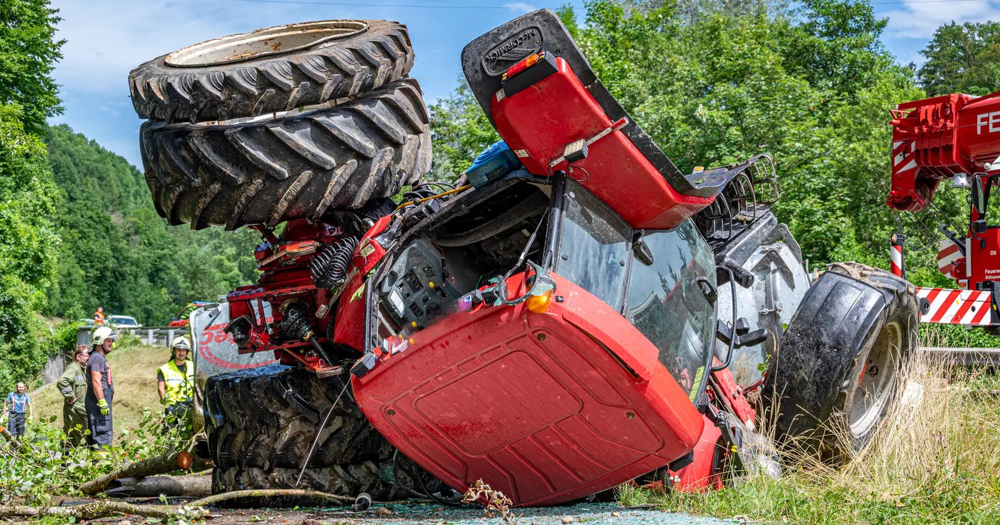 Titelbild: Traktor samt Güllefass über Böschung gestürzt