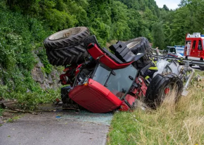Traktor samt Güllefass über Böschung gestürzt Traktor-stuerzt-ueber-Boeschung-03.jpg