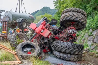 Traktor samt Güllefass über Böschung gestürzt Traktor-stuerzt-ueber-Boeschung-17.jpg