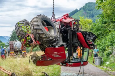 Traktor samt Güllefass über Böschung gestürzt Traktor-stuerzt-ueber-Boeschung-27.jpg
