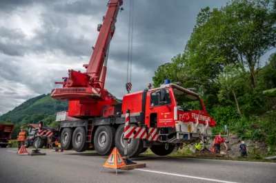 Traktor samt Güllefass über Böschung gestürzt Traktor-stuerzt-ueber-Boeschung-30.jpg