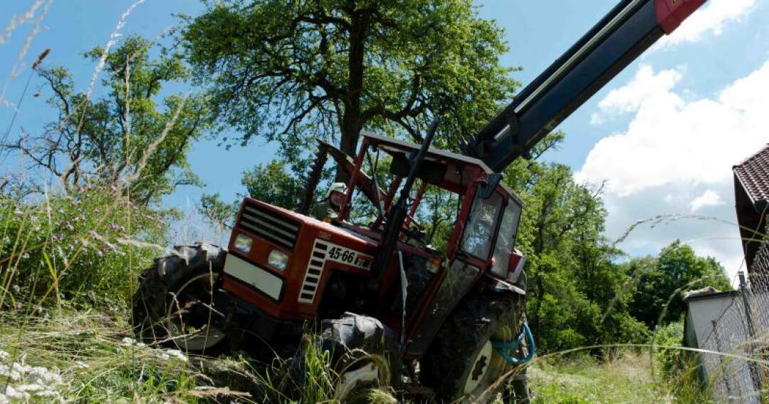 Titelbild: Traktor bei Mäharbeiten umgestürzt