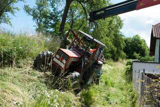 Traktor bei Mäharbeiten umgestürzt traktor-umgestuerzt_01.jpg