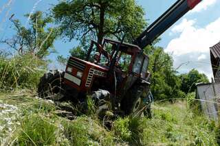 Traktor bei Mäharbeiten umgestürzt traktor-umgestuerzt_02.jpg