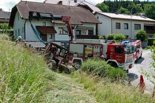 Traktor bei Mäharbeiten umgestürzt traktor-umgestuerzt_07.jpg