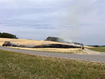 Mähdrescher verursacht Brand auf Getreidefeld IMG-3728.jpg