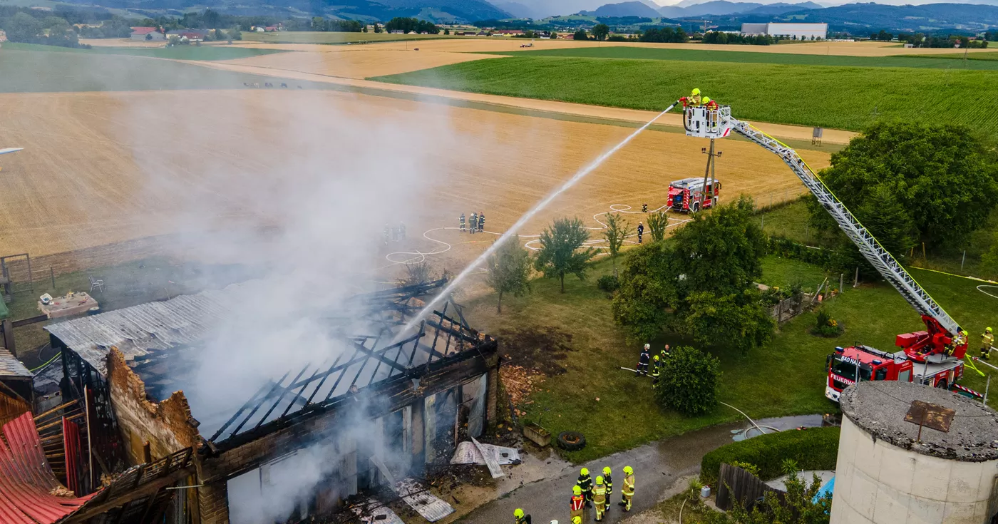 Alarmstufe Zwei: Feuerwehren bekämpfen Brand in Waldneukirchen