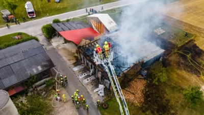 Alarmstufe Zwei: Feuerwehren bekämpfen Brand in Waldneukirchen DJI-0401.jpg