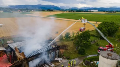 Alarmstufe Zwei: Feuerwehren bekämpfen Brand in Waldneukirchen DJI-0412.jpg
