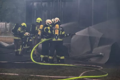 Alarmstufe Zwei: Feuerwehren bekämpfen Brand in Waldneukirchen DSC-3582.jpg