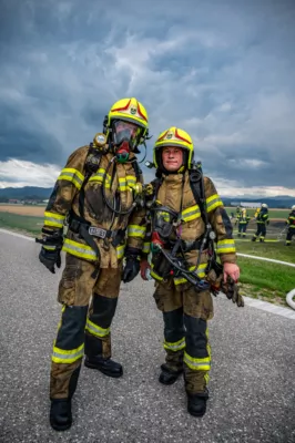 Alarmstufe Zwei: Feuerwehren bekämpfen Brand in Waldneukirchen DSC-5244.jpg