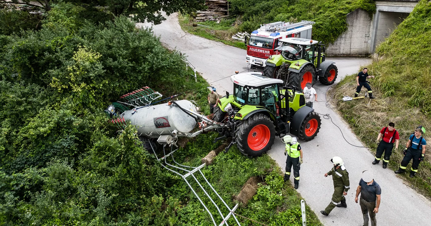 Titelbild: Bergung eines Traktors mit Jauchefass